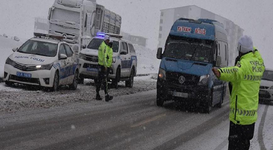 Kent beyaza büründü! Kar kalınlığı 50 santimetreye ulaştı