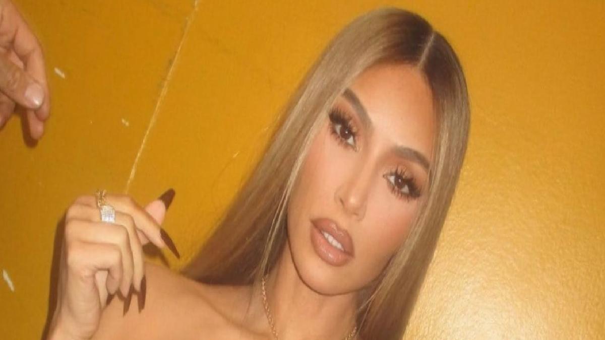 Kim Kardashian'dan olay poz! Bu defa iç çamaşırıyla ayna pozu verdi