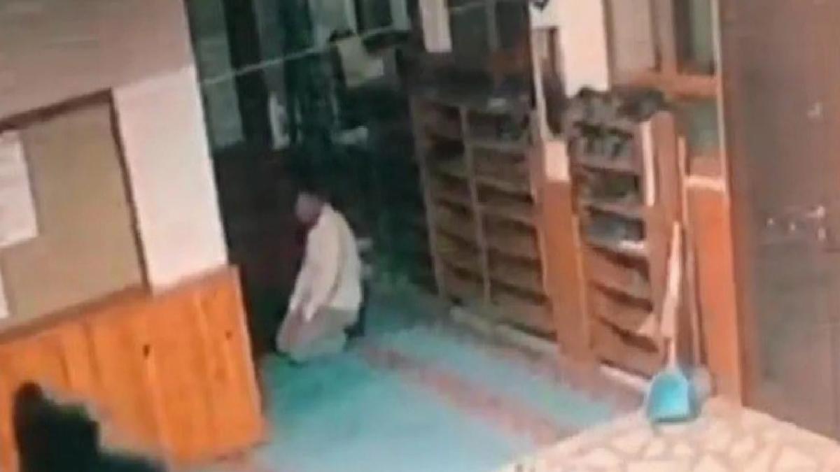 Kütahya'da namaz kılar gibi yapıp para çalan hırsız tutuklandı! O anlar kamerada...