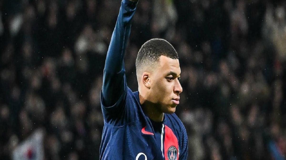 Kylian Mbappe, Noel Baba kılığına girdi