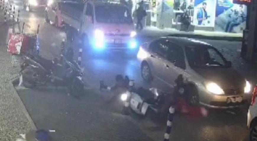 Motosikletli kurye, yolun karşısına geçen kuryeye çarptı: 2 yaralı var