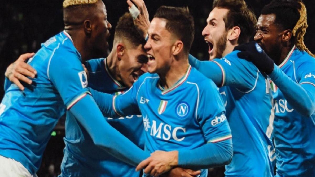 Napoli konuk ettiği Cagliari'yi yendi