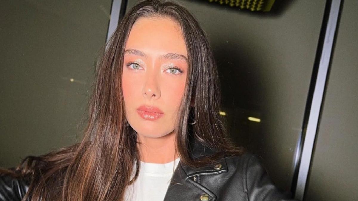 Neslihan Atagül'ün cami ziyareti! Başını örtüp poz verdi