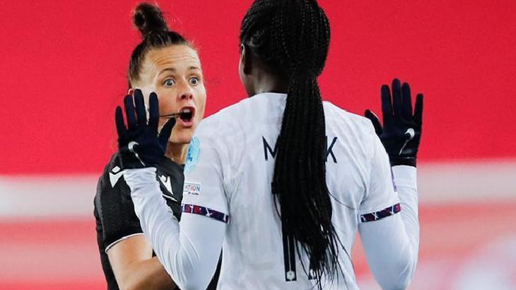 Rebecca Welch, Premier Lig tarihine geçecek!