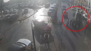 Ambulansın çarptığı kadın hayatını kaybetti! Feci kaza kamerada...