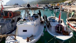 Antalya Körfezi'ndeki kirlilik korkuttu! Balıkçılar eli boş dönüyor