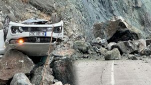 Artvin'de heyelan! Otomobil uçuruma yuvarlandı