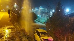 Bariyerlere saplanan araç, su takviye musluğunu kırıp alt yola devrildi!