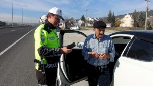 Bolu'da trafik denetiminde ilginç tepki: Sizin lambanız geç yandı