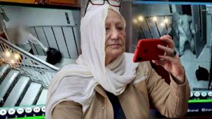 Böyle komşu düşman başına! Kapısına çöp atıp, elinde bıçakla tehdit etti