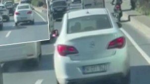 Bu görüntüler İstanbul'dan! Araçta kadını dövdü, trafiği tehlikeye attı