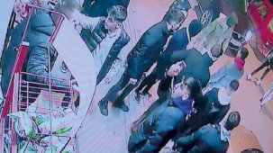 Bursa'da silahlı gruptan kaçıp markete sığındılar! Dükkan sahibi sayesinde kurtuldular