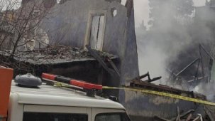 Çorum’da feci olay! 3 katlı ahşap ev yandı, 1 kişi hayatını kaybetti