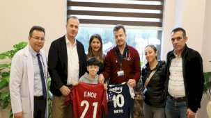 Emre Mor'dan anlamlı hareket! Formasını lösemi tedavisi gören çocuğa verdi