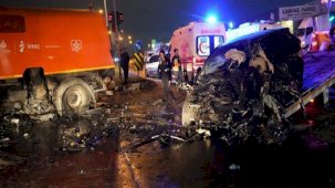 Esenyurt gece yarısı feci kaza: Kırmızı ışıkta geçen cipteki 2 kişi öldü
