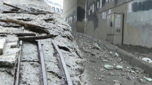 Esenyurt'ta büyük tehlike! Köprünün kolonundan beton parçaları düştü