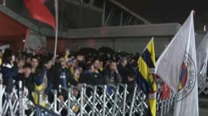 Fenerbahçeli ve Galatasaraylı taraftarlar, takımlarını karşılamak için havalimanlarına akın etti