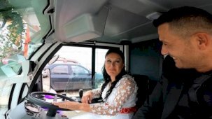 Görenler şaşkınlıklarını gizleyemedi! Kullandığı süpürge aracı gelin arabası oldu