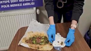 Gözaltındaki sevgilisi için bunu da yaptı! Dürümün içinden çıkan şoke etti