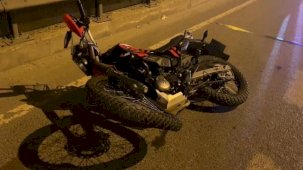 Hafif ticari araca çarpan motosikletin sürücüsü hayatını kaybetti