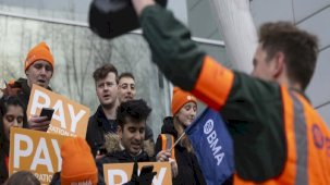 İngiltere'de pratisyen hekimler bir kez daha greve gitti! 3 günlüğüne iş bıraktılar..