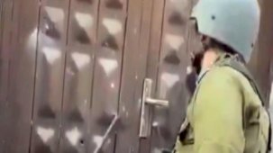 İsrail askerleri, enkaza çevirdikleri evin kapısını çalıp dalga geçti