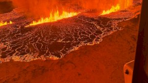 İzlanda'da yanardağ patlaması sonrası kül bulutu uyarısı yapıldı