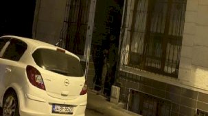 Komşusunun evine mermi yağdırdı! Gözaltına alınırken tehditlerine devam etti