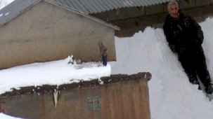 Köyde her şey kara gömüldü! 'Evlerimizi bulmakta zorlanıyoruz'