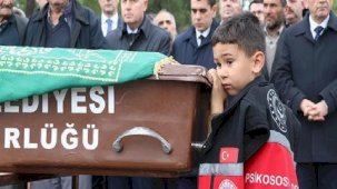 Maden işçisine acı veda! 4 yaşındaki oğlu tabutunu bırakmadı