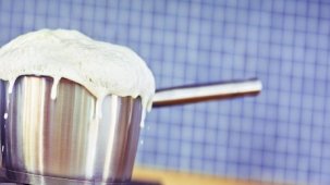 Neden süt aşırı kaynadığında taşıp dökülüyor da su dökülmüyor? İşte bilimin cevabı