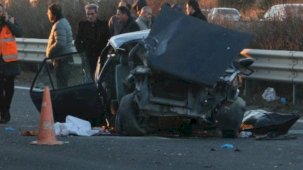 Otomobil bariyerlere çarparak durabildi! 1 kişi hayatını kaybetti