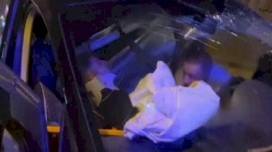 Otomobile çarpan araç bariyerlere vurdu! Sürücüyü itfaiye kurtardı