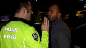 Otomobili oğlunun kullandığını söyledi, polisler ‘kamera var’ deyince itiraf etti