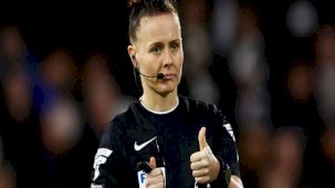 Premier Lig'de ilk! Kadın hakem Rebecca Welch tarihe geçti