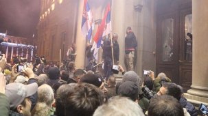 Sırbistan'da belediye meclis binasına girmeye çalıştılar