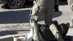 Son dakika: İşgalci askerlerin 'Cuma' kini! Canlı yayında gazeteci tekmelediler