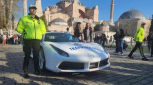 Suç örgütlerinden el konulan Ferrari sokaklarda