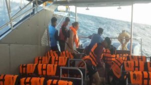 Tayland'da batan feribottaki 70 yolcu, son anda kurtarıldı