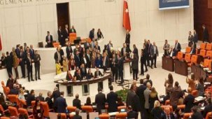 TBMM'de yaşanan tartışma sonrası AK Parti'li Zengin'den CHP'li Karaca'ya istifa çağrısı
