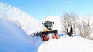 Tunceli’de kar yarım metreyi geçti! 3 günde 303 köy yolu ulaşıma açıldı