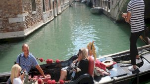 Venedik'te turist yoğunluğuna karşı iki yeni karar alındı