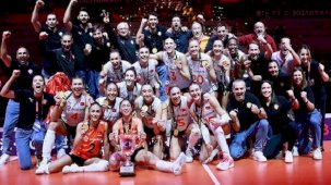 Voleybolcu kadınlarımız, gururlarımız!