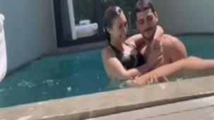 Yasmin Erbil ve sevgilisi Yiğit Poyraz'dan havuzda romantik anlar