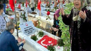 Yılın son gününde depremde kaybettikleri için dua ettiler