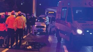 Yolun karşısına geçmek isterken iki otomobil çarptı: Kurtarılamadı