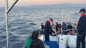 Yunan unsurları geri itti! Lastik botla sürüklenen düzensiz göçmenler karaya çıkartıldı