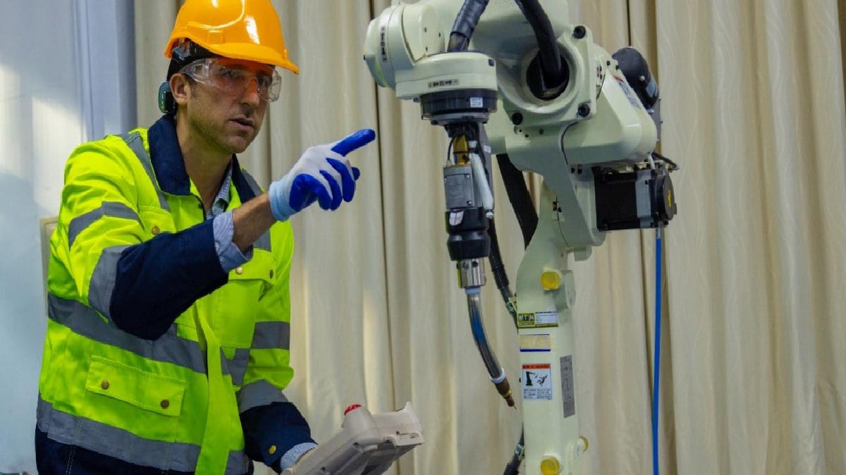Tesla fabrikasında robotun çalışana saldırdığı ortaya çıktı