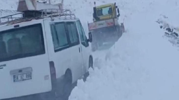Zamanla yarış! Karda mahsur kalan minibüs ve otomobildeki 6 kişi kurtarıldı