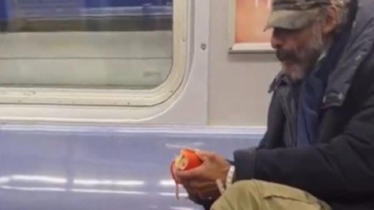 ABD'de görenleri şaşkına çeviren manzara: Metroda ıstakoz yedi